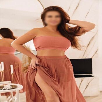 Extraffairs: High-Class Call Girl Noida – Affordable Rates Without Compromise