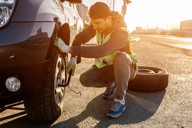 Fast Mobile Tire Installation Service & Roadside Tire Change Near You