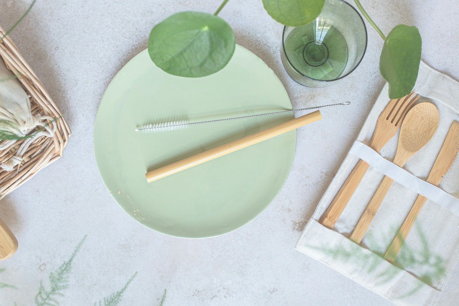 EXCLUSIVE DISPOSABLE CUTLERY AND PLASTIC SERVING TRAYS SAVE YOU!